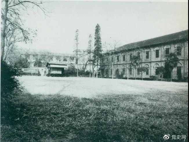 　　1927年3月18日，毛澤東出席在武昌舉行的河南武裝農(nóng)民代表大會，并作湖南農(nóng)運狀況報告。圖為大會會場——武昌農(nóng)講所大操場。